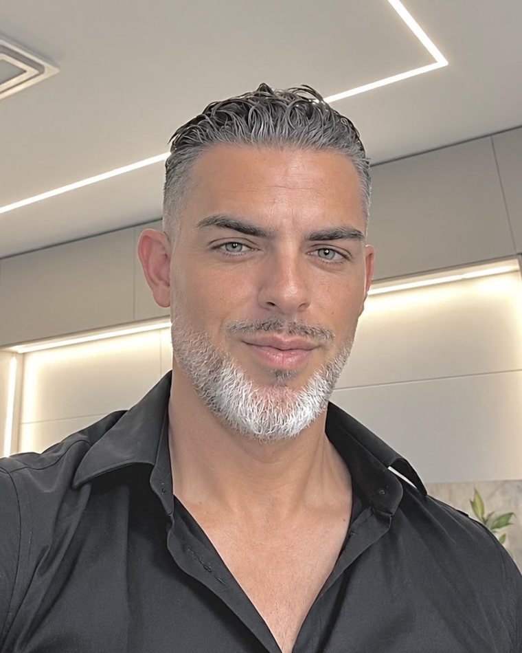Adrián, propietario y anfitrión de Benalbeach Paradise